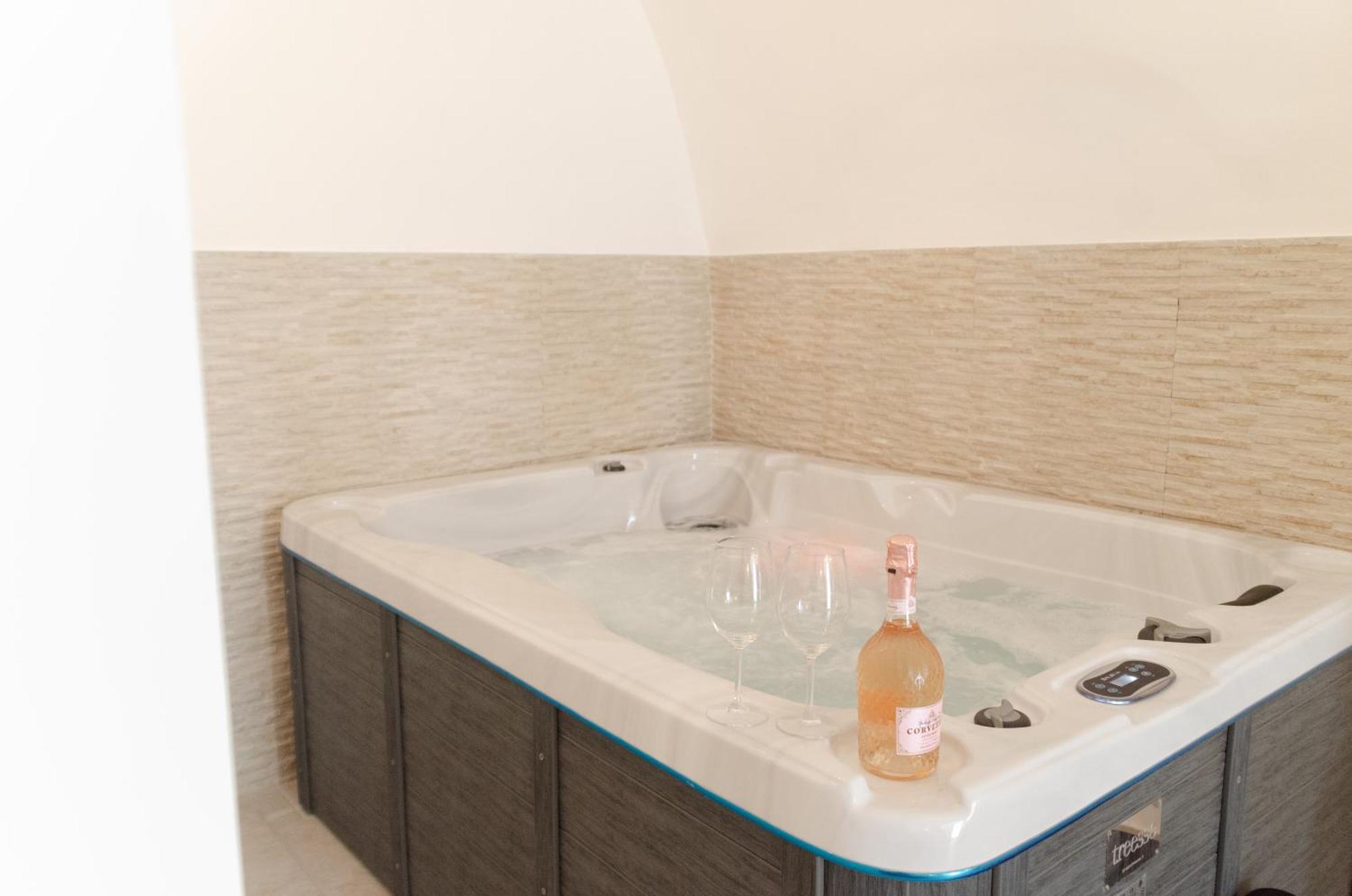 Aca Suite Luxury With Jacuzzi Adelfia Экстерьер фото