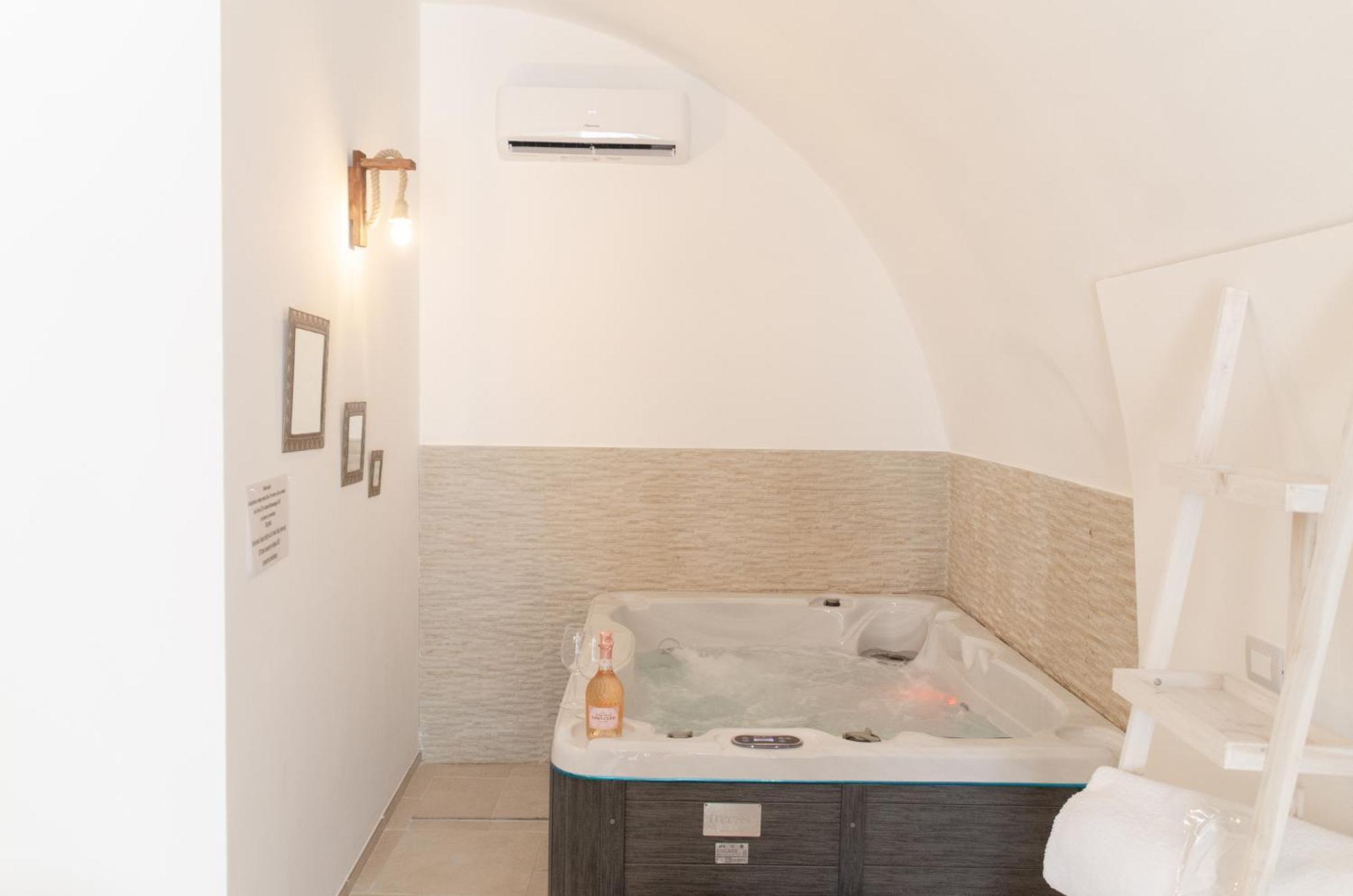 Aca Suite Luxury With Jacuzzi Adelfia Экстерьер фото