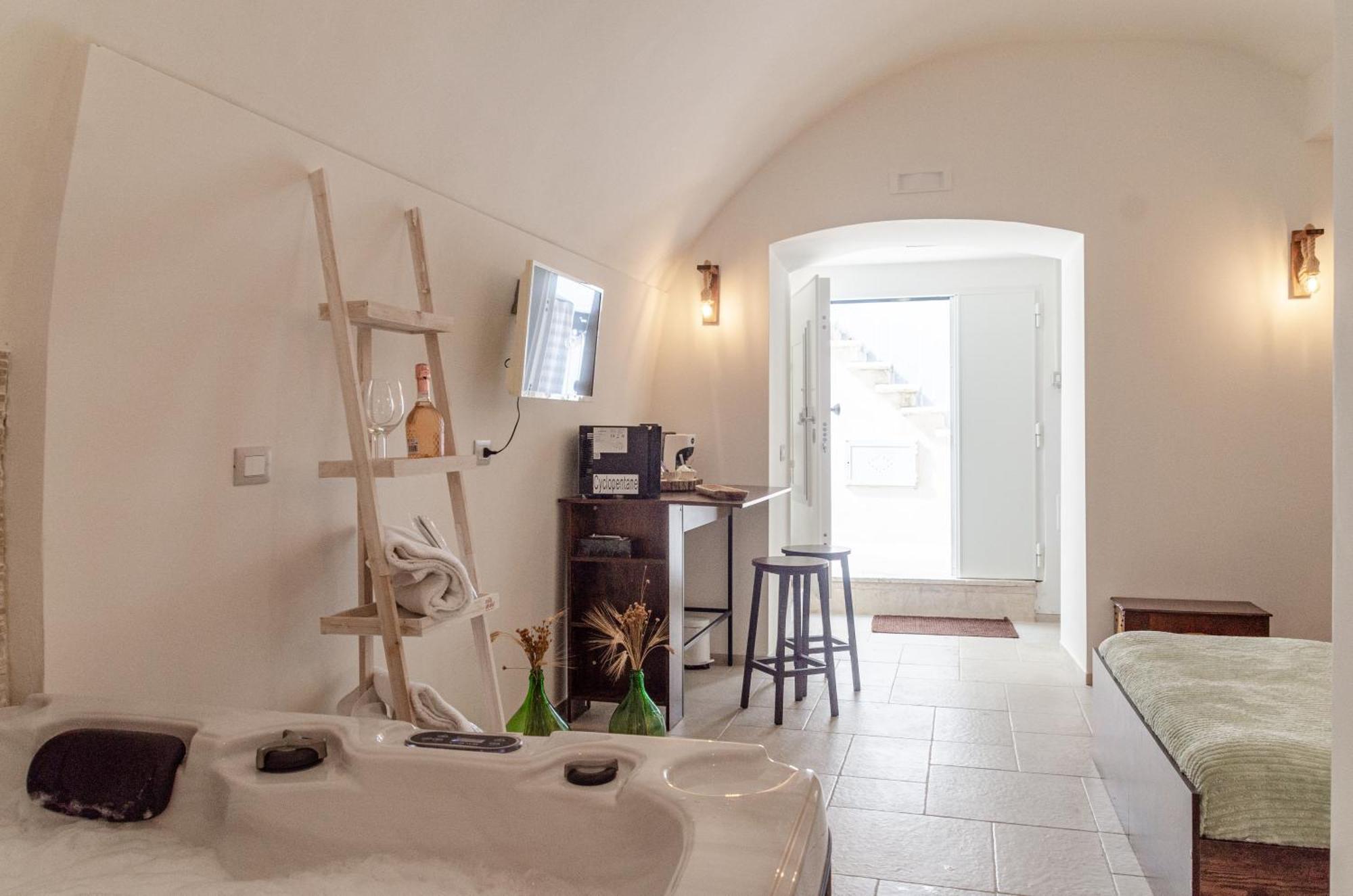 Aca Suite Luxury With Jacuzzi Adelfia Экстерьер фото